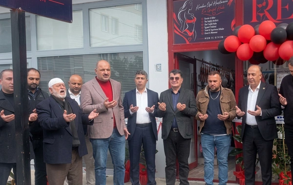 Türkiyədə qadın alt paltarı mağazasının dualarla açılışı edildi