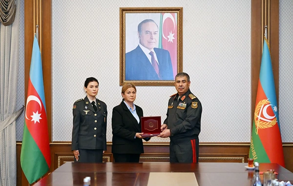 Zakir Həsənov Milli qəhrəmanların ailələlərinə medallar təqdim edib