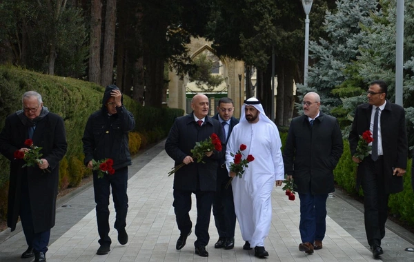 Ərəb Parlamentinin prezidenti Fəxri xiyabanı və Zəfər parkını ziyarət edib