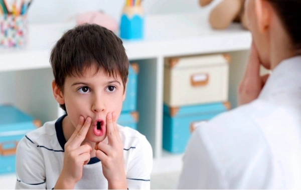 Səhiyyə Nazirliyinin rəsmisi övladında nitq qüsuru olan valideynlərə müraciət edib