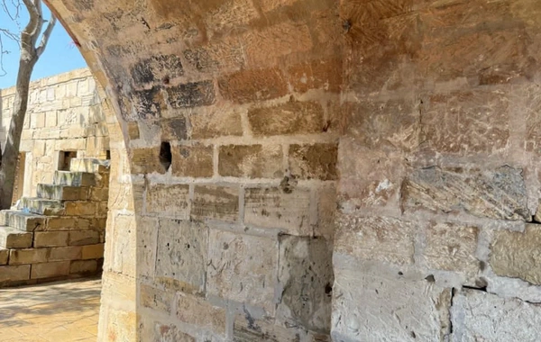 Qaradağda tarixi karvansaraya qanunsuz müdaxilənin qarşısı alınıb, araşdırma aparılır