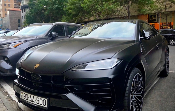 Ramiz Mehdiyevin nəvəsi Bakıda yarım milyonluq Lamborghini ilə gəzir