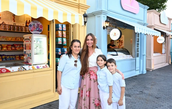 Leyla Əliyeva və Arzu Əliyeva "CandyFest" yay festivalını ziyarət edib və "Sehrli mirvari" su sirki şousunu izləyiblər
