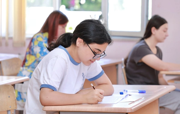 Bu gün abituriyentlər I və IV ixtisas qrupları üzrə imtahan veriblər