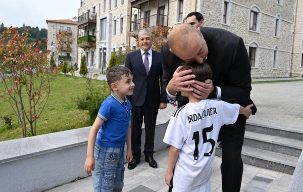 İlham Əliyev və Sərdar Berdiməhəmmədov Şuşa şəhərində inşa edilmiş birinci yaşayış kompleksində olublar