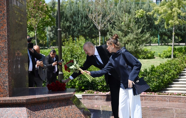 Prezident və birinci xanım Daşkənddə ümummilli liderin barelyefi önünə gül dəstələri qoyublar
