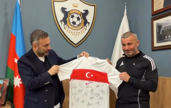 Ertem Şener Qurban Qurbanova Türkiyə millisinin 44 nömrəli formasını hədiyyə etdi