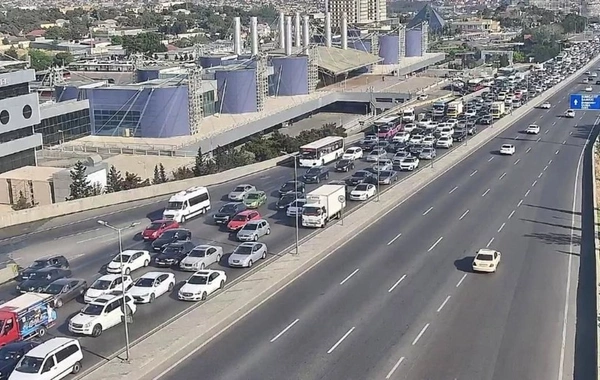 Bakının bir sıra yollarında nəqliyyatın sıxlığı yaranıb
