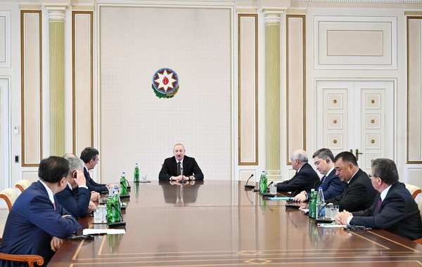 İlham Əliyev TDT-yə üzv dövlətlərin hökumət başçılarının görüşünün iştirakçılarını qəbul edib