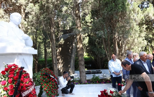 Elçinin anım mərasimində qəbirüstü abidəsinin açılışı olub
