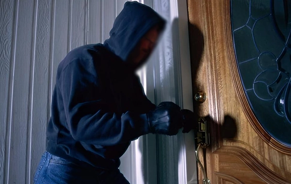 Market əməkdaşını bıçaqla hədələyərək soyğunçuluq edən şəxs saxlanılıb