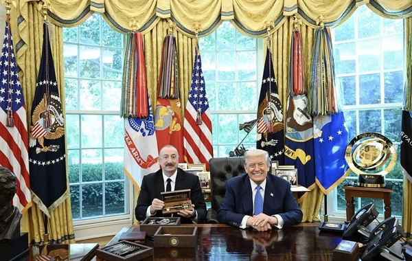 Tramp Prezident İlham Əliyevə hədiyyə təqdim etdi