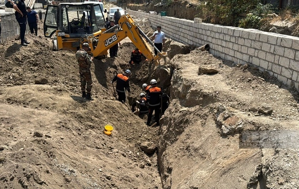 Sumqayıtda fəhlə dağıntılar altında qalıb