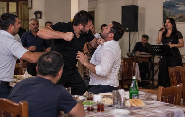 Bərdədə restoranda dava: Administrator müğənninin sevgilisini döydü - TƏFƏRRÜAT