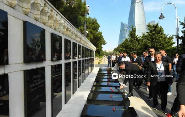 Türkiyə, Gürcüstan və İraqın azərbaycanlı din xadimləri Fəxri və Şəhidlər xiyabanlarını ziyarət ediblər