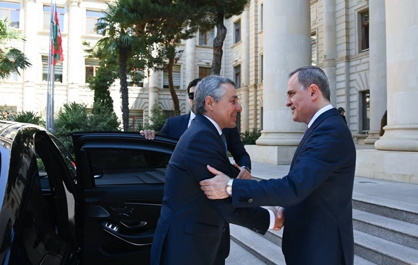 Ceyhun Bayramov İqnazio Kassisi qarşılayıb
