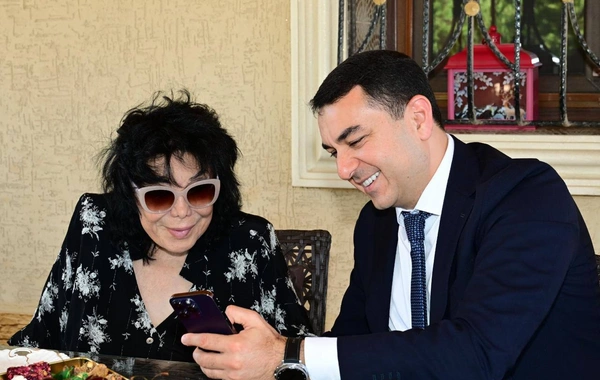 Nazir 85 yaşı tamam olan Flora Kərimovanı evində ziyarət etdi
