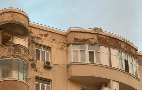 Еще одно здание на Ясамале под угрозой: жильцы жалуются на управляющую компанию