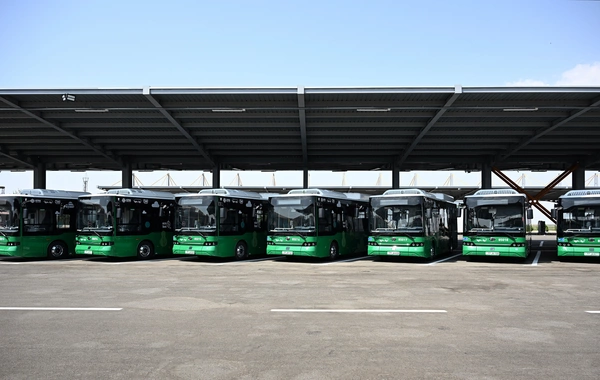 Prezident Naxçıvanda elektrik mühərrikli yeni avtobuslara baxıb, dəmir yolu infrastrukturunda aparılan yenidənqurma işləri ilə tanış olub