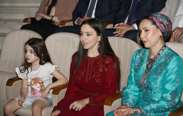 Leyla Əliyeva Arkadağ şəhərində əfsanəvi Galkynyş milli atüstü oyunlar qrupunun çıxışını izləyib