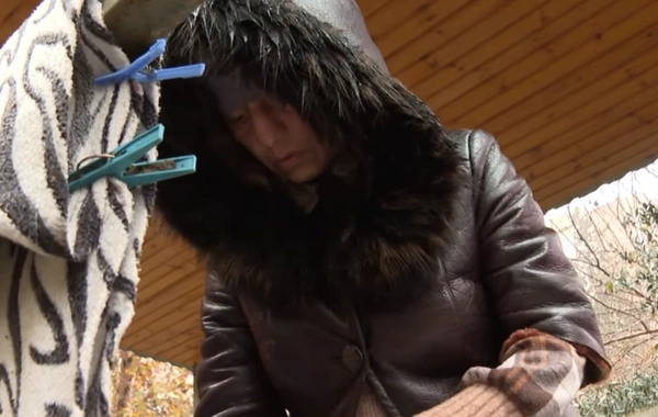 Üç aydır küçədə yaşayan qadın: Həyat yoldaşım və bacım evin açarını əlimdən alıblar