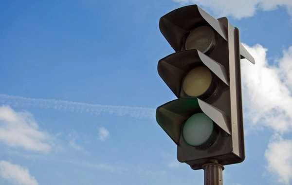 Mətbuat prospekti ilə Məhəmməd Hüseyn Şəhriyar küçəsinin kəsişməsində yeni svetoforlar quraşdırılıb