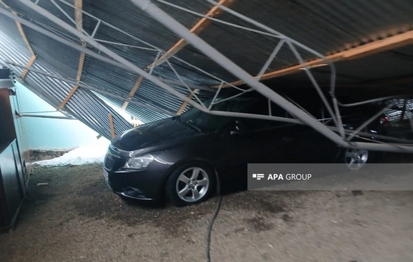 Qazaxda güclü qar səbəbindən evin talvarı çöküb, iki avtomobil altında qalıb