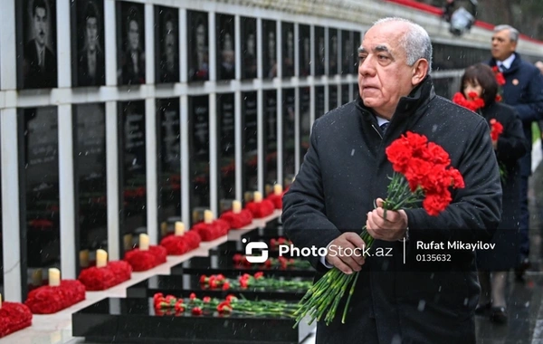 Dövlət rəsmiləri  20 Yanvar - Ümumxalq Hüzn Günü ilə bağlı Şəhidlər xiyabanını ziyarət ediblər