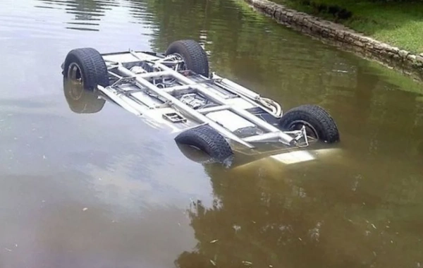 В Нахчыване автомобиль опрокинулся в водоканал: пострадали четыре члена одной семьи