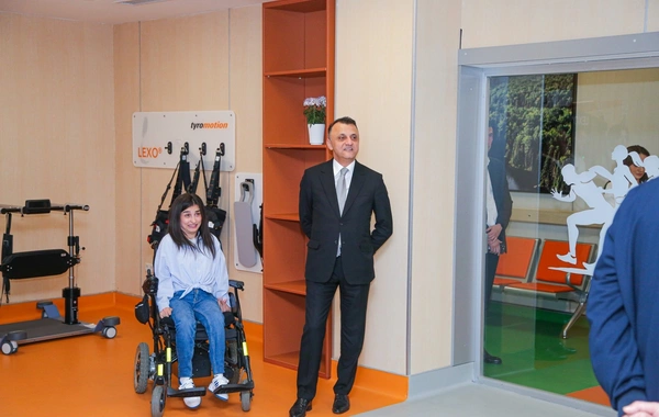 Qurban Qurbanov və futbolçuları Yeni Robotik Reabilitasiya Mərkəzini ziyarət ediblər