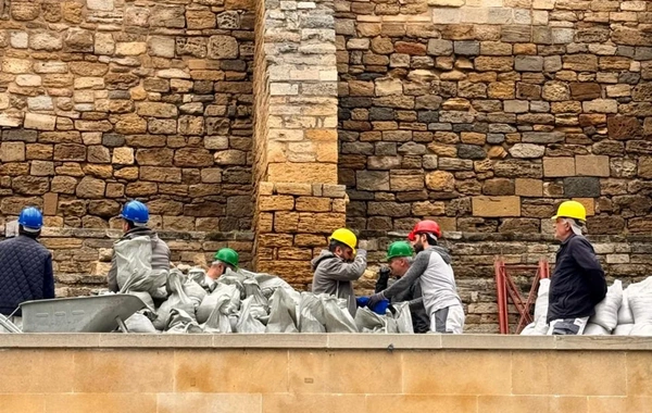 Управление "Ичеришехер" приступило к восстановлению поврежденного участка крепостной стены