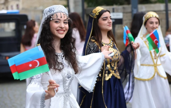 Bakının mərkəzində milli geyimlərdə gəzinti-yürüş təşkil olunub