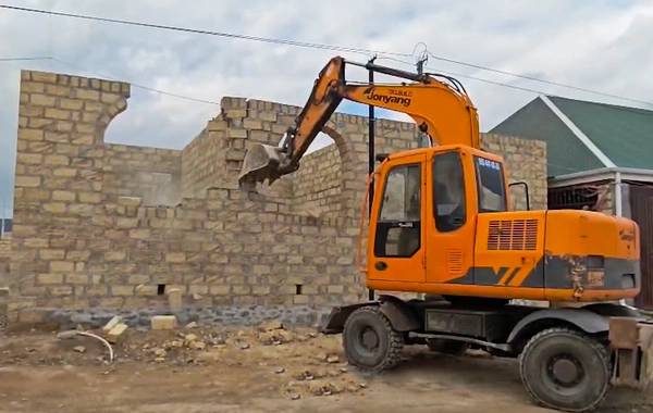 Gəncədə qanunsuz tikililər sökülüb