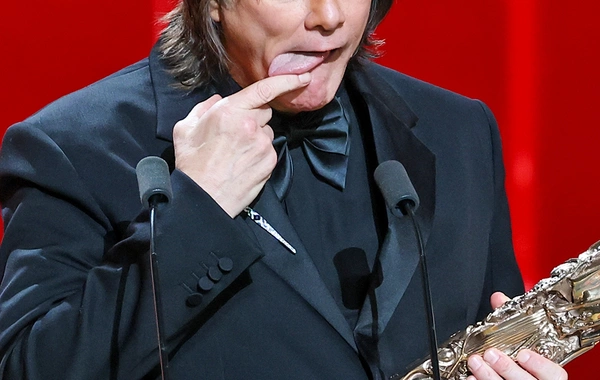 Nüfuzlu mükafata layiq görülən Cim Kerri zarafatı ilə gündəm oldu