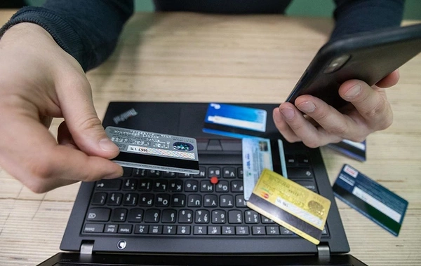 Bakıda iş yoldaşının kartından onlayn yolla oğurluq edən şəxs saxlanılıb