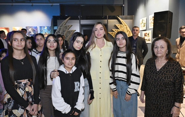 Arzu Əliyeva və Alena Əliyeva "Rənglərdə yaşanan 10 il" mövzusunda keçirilən sərgidə iştirak ediblər