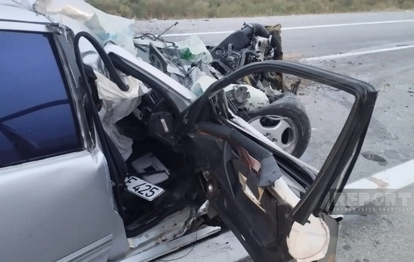 Kürdəmirdə "Mercedes" "KamAZ"a çırpılıb, yaralılar var