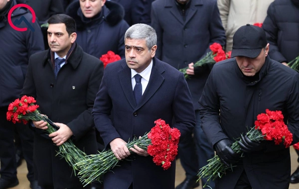 Rəsmilər Şəhidlər xiyabanında