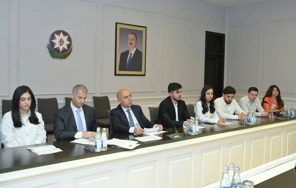 Emin Əmrullayev rəqəmsal texnologiyalar sahəsi üzrə Dövlət Proqramı məzunları ilə görüşüb