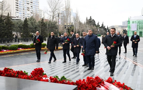 Mədəniyyət Nazirliyinin kollektivi Xocalı soyqırımı abidəsini ziyarət edib