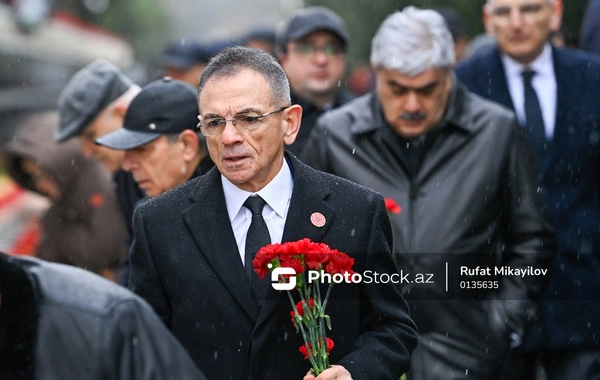 Rəsmilər Şəhidlər xiyabanında