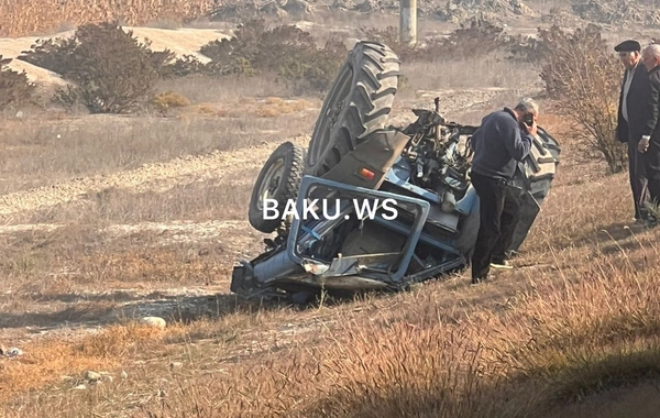 Bakı-Qazax yolunda traktorla maşın toqquşdu - Traktor aşdı