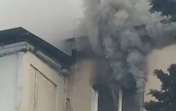 Bakıda yaşayış binasında geclü yanğın