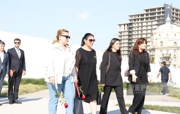 Dövlət və hökumət rəsmiləri Bakıdakı Zəfər parkında olublar