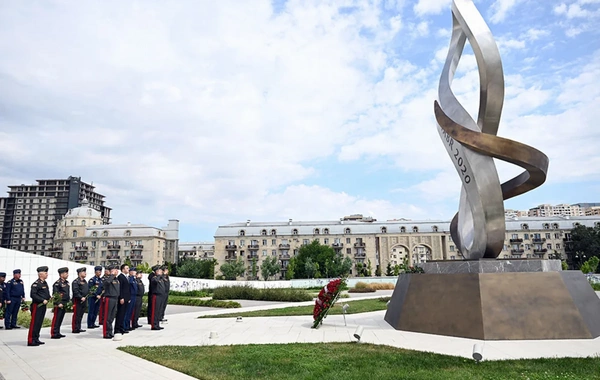 Zakir Həsənov Fəxri Xiyaban, Zəfər parkı və Hərbi Memorial Məzarlığı ziyarət edib