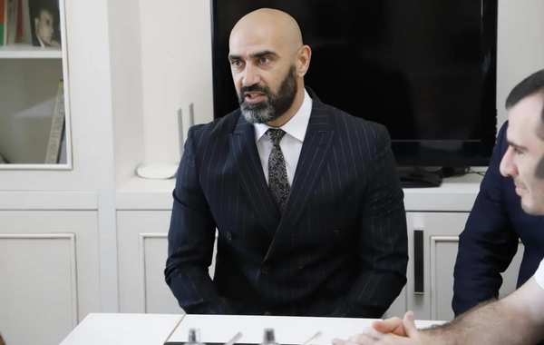 Məcid Seyidov UFC döyüşçüsü Fərman Həsənova fəxri fərman təqdim edib