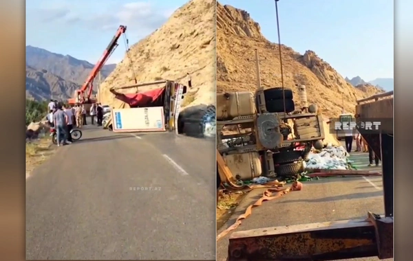 Naxçıvandan Bakıya gələn yük maşını İranda aşıb, mineral sular yola dağılıb
