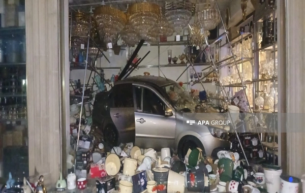 Gəncədə minik maşını mağazaya çırpılıb