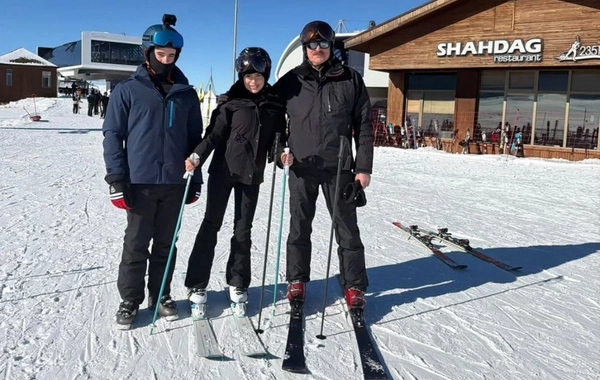 İlham Əliyev qızı və nəvələri ilə xizək sürdü