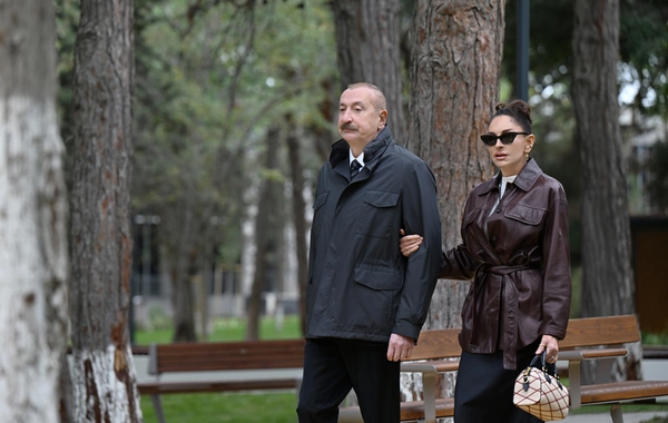 İlham Əliyev və Mehriban Əliyeva Bakıda salınan yeni parkın açılışında iştirak edib